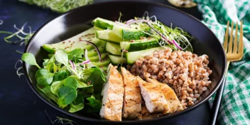 Salada saudável com frango grelhado