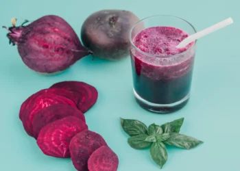 Fatia de beterraba fresca e suco de beterraba, alimento nutritivo para recuperação muscular.
