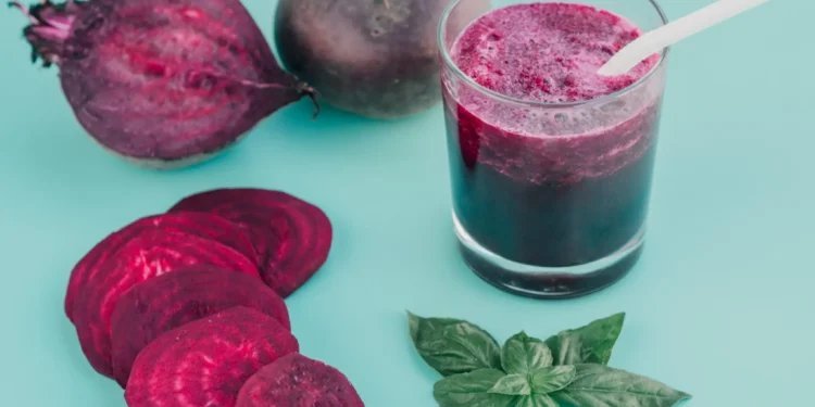 Fatia de beterraba fresca e suco de beterraba, alimento nutritivo para recuperação muscular.