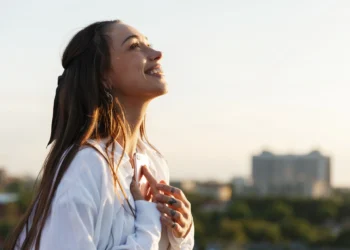 Mulher relaxando e cuidando da saúde como parte do autocuidado diário
