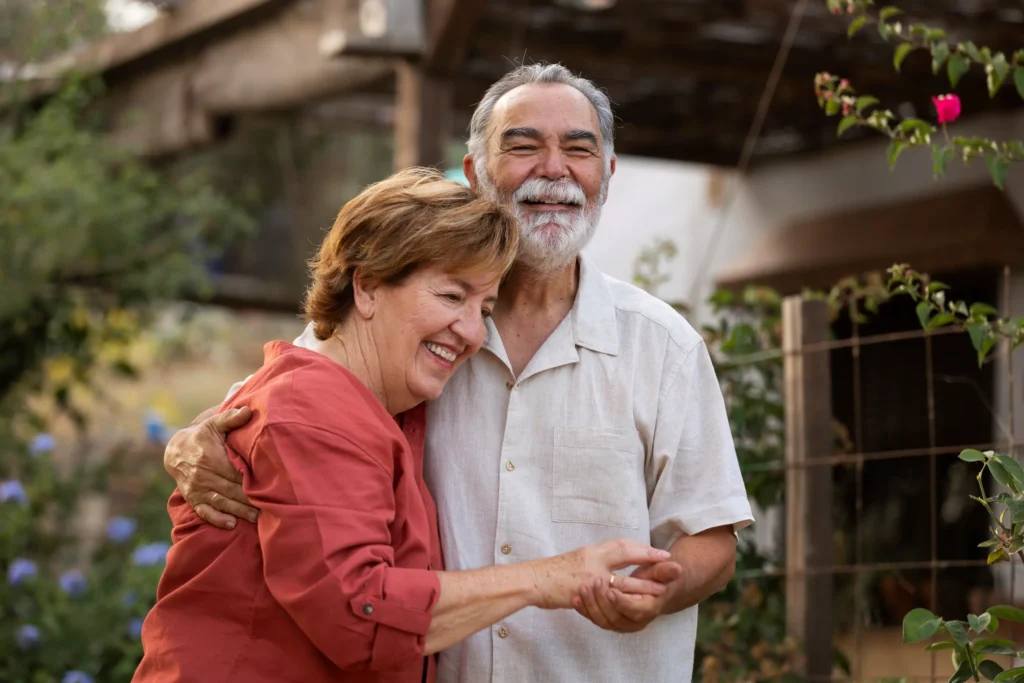 Pessoas mais velhas sorrindo, representando bem-estar e memória preservada com o envelhecimento.