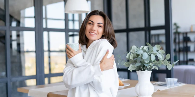 Mulher sorrindo após adotar hábitos de autoestima e bem-estar