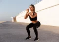 Mulher realizando agachamento ao ar livre para melhorar mobilidade, postura e acelerar o metabolismo.
